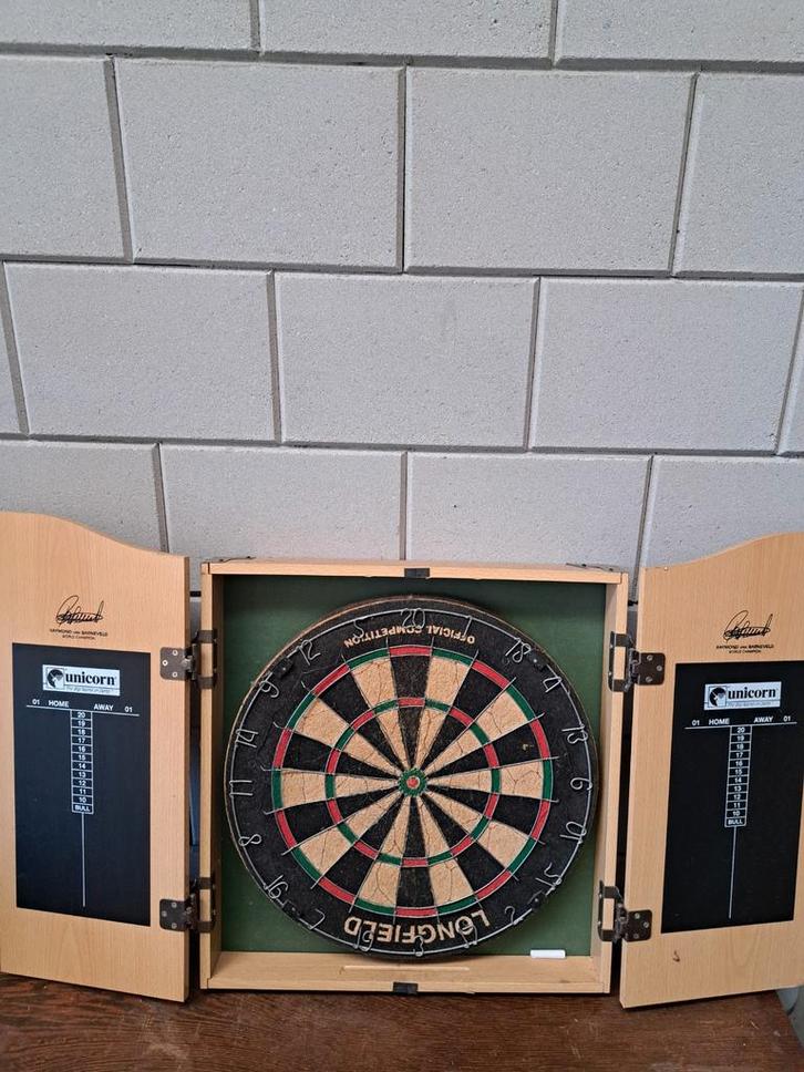 Dartbordkast met Longfield dartbord, Sport en Fitness, Darts, Gebruikt, Dartbord, Ophalen of Verzenden