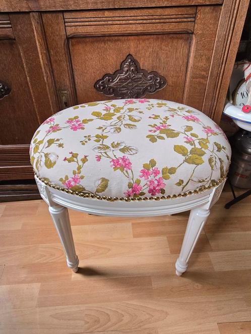 Wit brocante ovaal voetenbankje kersenbloesem, Huis en Inrichting, Banken | Voetenbanken en Poefen, Gebruikt, Minder dan 50 cm