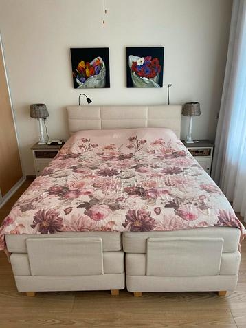 Te koop! Verstelbaar bed met nachtkastjes beschikbaar voor biedingen