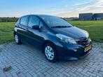 Toyota Yaris 1.3 Aspiration 2012 5 deurs blauw, Auto's, Voorwielaandrijving, Euro 5, Stof, Metallic lak
