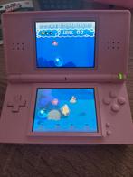 Nintendo ds lite +hoesje + 12 spelen, Spelcomputers en Games, Spelcomputers | Nintendo DS, Ophalen, Zo goed als nieuw, Roze, DS Lite
