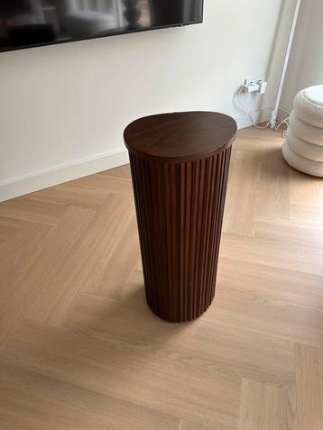 Donkerbruine Piëdestal van H&M beschikbaar voor biedingen