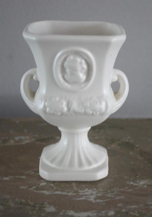 wit vaasje met camee gezicht, Antiek en Kunst, Curiosa en Brocante, Ophalen of Verzenden