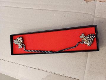 Kleine verzilverde ketting met granaatappels  beschikbaar voor biedingen