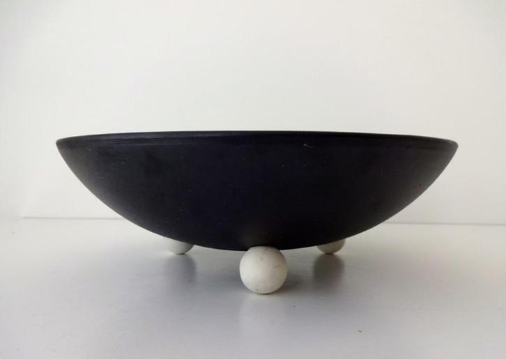 Keramiek ronde schaal zwart Mobach Jan des Bouvrie 3601-s, Antiek en Kunst, Antiek | Keramiek en Aardewerk, Ophalen of Verzenden
