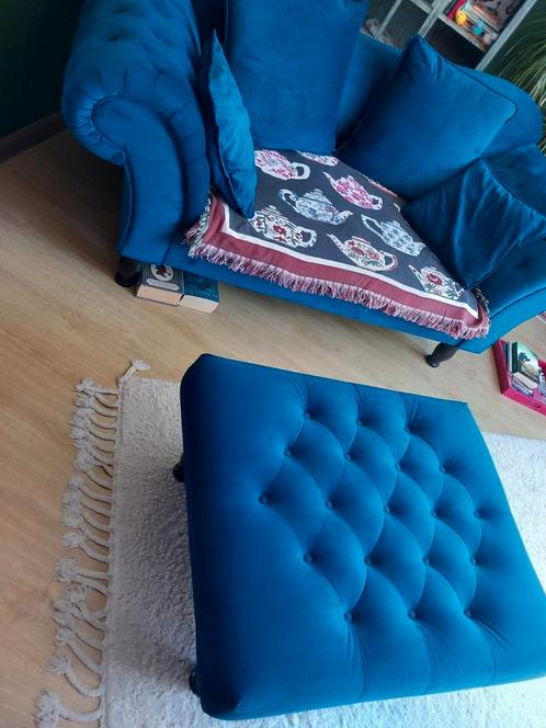 Super mooie grote velvet hocker blauw gecapitonneerd, Huis en Inrichting, Banken | Voetenbanken en Poefen, Zo goed als nieuw, 125 cm of meer