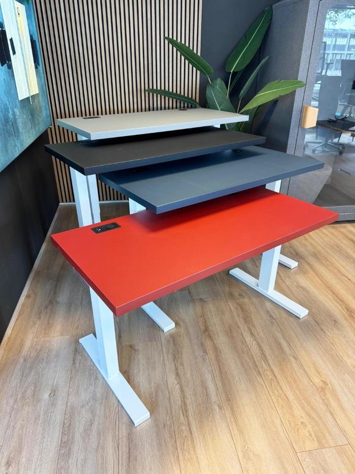 Design Zit-sta bureau 138x68 cm, Linoleum blad! 4 kleuren!, Huis en Inrichting, Bureaus, Nieuw, Stabureau, Elektrisch, In hoogte verstelbaar