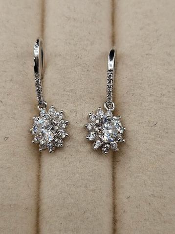 Antiek stijl 925 zilveren oorhangers met moissanite.

 beschikbaar voor biedingen