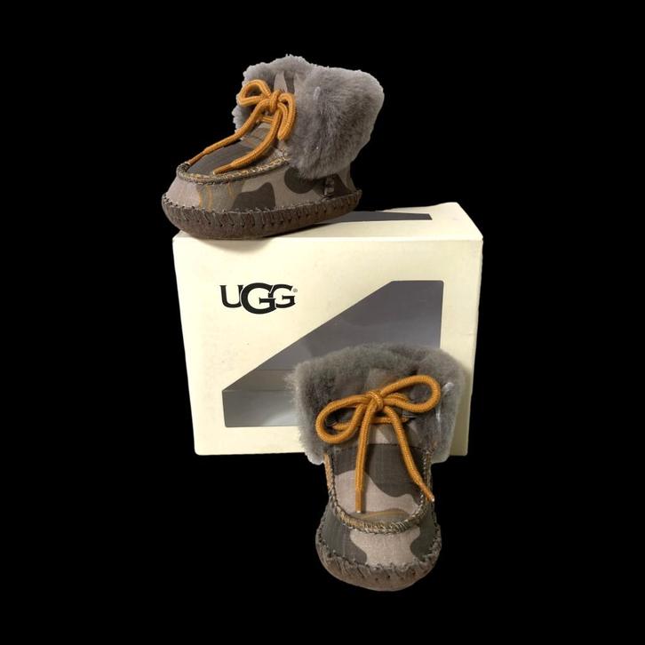 UGG Sparrow Camo - Baby slofjes - Maat 15-16 (nieuw), Kinderen en Baby's, Babykleding | Schoentjes en Sokjes, Nieuw, Jongetje