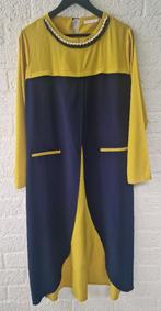 Geel met blauwe losvallende jurk van hennin maat 48, Ophalen of Verzenden, Maat 46/48 (XL) of groter, Geel, Onder de knie