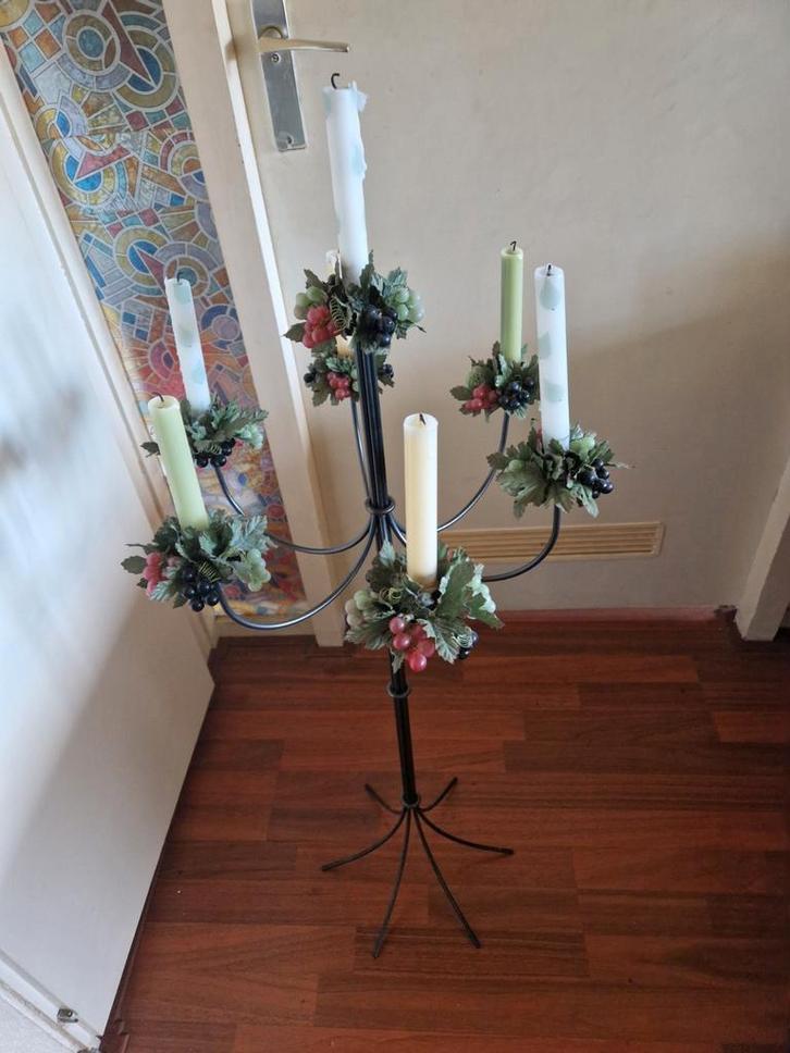Stijlvolle staande kandelaar voor meerdere kaarsen, Huis en Inrichting, Woonaccessoires | Kandelaars en Kaarsen, Overige materialen