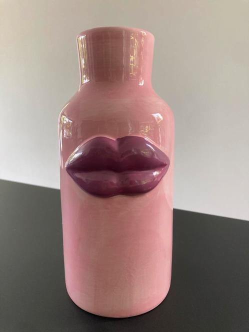 Hot Lips vaas, Huis en Inrichting, Woonaccessoires | Vazen, Nieuw, Overige kleuren, Minder dan 50 cm, Aardewerk of Porselein, Verzenden