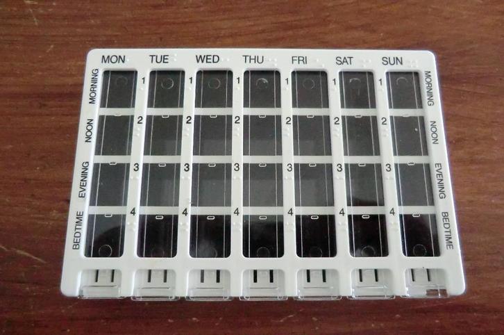 medicijnendoosje voor een week / medicijn cassette, Diversen, Verpleegmiddelen, Zo goed als nieuw, Ophalen of Verzenden