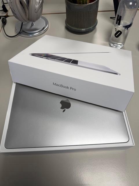 Macbook pro, Computers en Software, Apple Macbooks, Zo goed als nieuw, MacBook Pro, 13 inch, Minder dan 2 Ghz, 256 GB, 8 GB, Qwerty