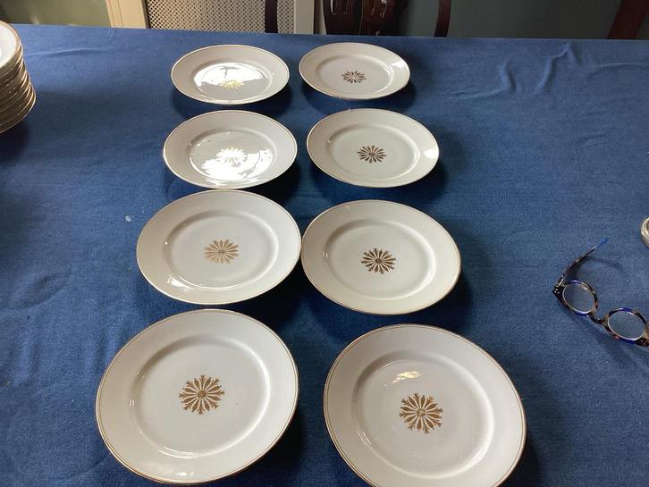 8 Borden met gouden rand en bloem - Porselein, Antiek en Kunst, Antiek | Servies compleet, Ophalen of Verzenden