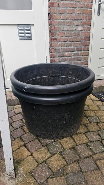 2 Stevige Grote Plantenpotten  beschikbaar voor biedingen