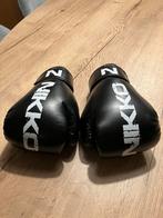 Nieuwe Nikko Bokshandschoenen (6 oz) + Scheenbeschermers (M), Ophalen of Verzenden, Zo goed als nieuw, Bokshandschoenen