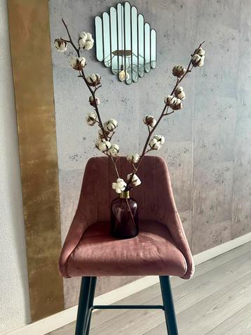 Roze vaas met gouden ring beschikbaar voor biedingen