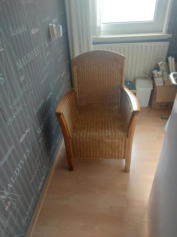 Vintage Riet Stoel met Houten Frame beschikbaar voor biedingen