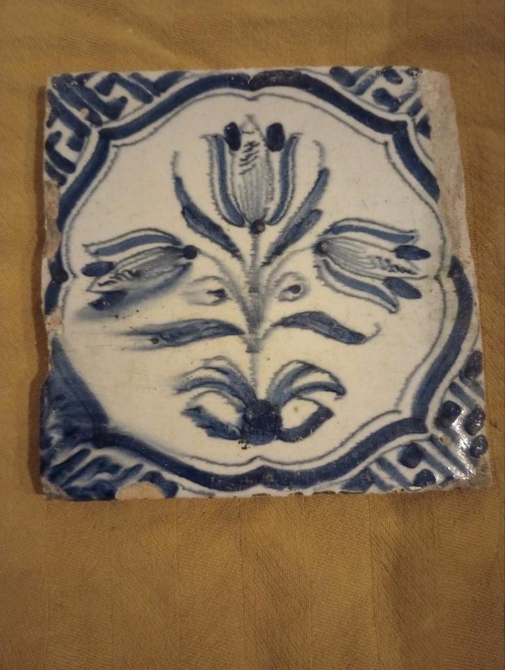 Oude Delfts Blauwe Tegel met Bloemmotief, Antiek en Kunst, Antiek | Wandborden en Tegels, Ophalen of Verzenden