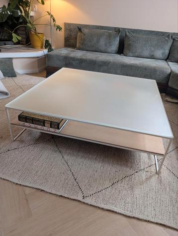 Vierkante salontafel matglas, met handige opbergruimte beschikbaar voor biedingen