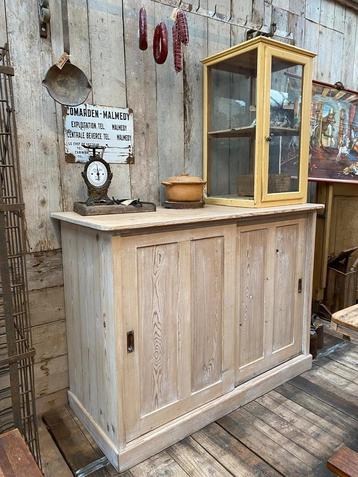 Sleetse Vintage kast dressoir met schuifdeuren beschikbaar voor biedingen