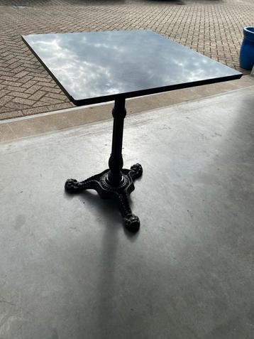 Bistro tafel beschikbaar voor biedingen