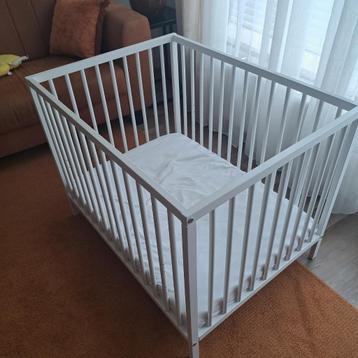 Baby box met matras en hoeslaken beschikbaar voor biedingen