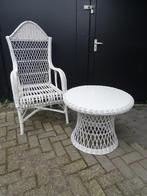 Rieten stoel met tafeltje, Huis en Inrichting, Stoelen, Ophalen, Gebruikt, Wit, Riet of Rotan