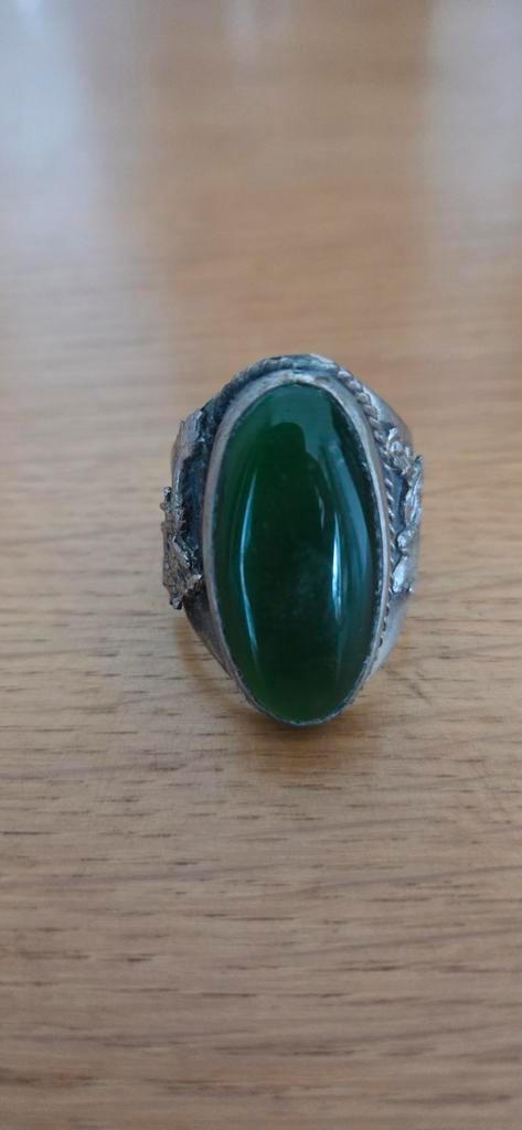 Zilveren ring met groene steen en draken, Sieraden, Tassen en Uiterlijk, Ringen, Gebruikt, Dame of Heer, Groen, Zilver, Met edelsteen
