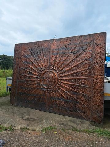 Brutalism brutalist koperen deur wallart beschikbaar voor biedingen