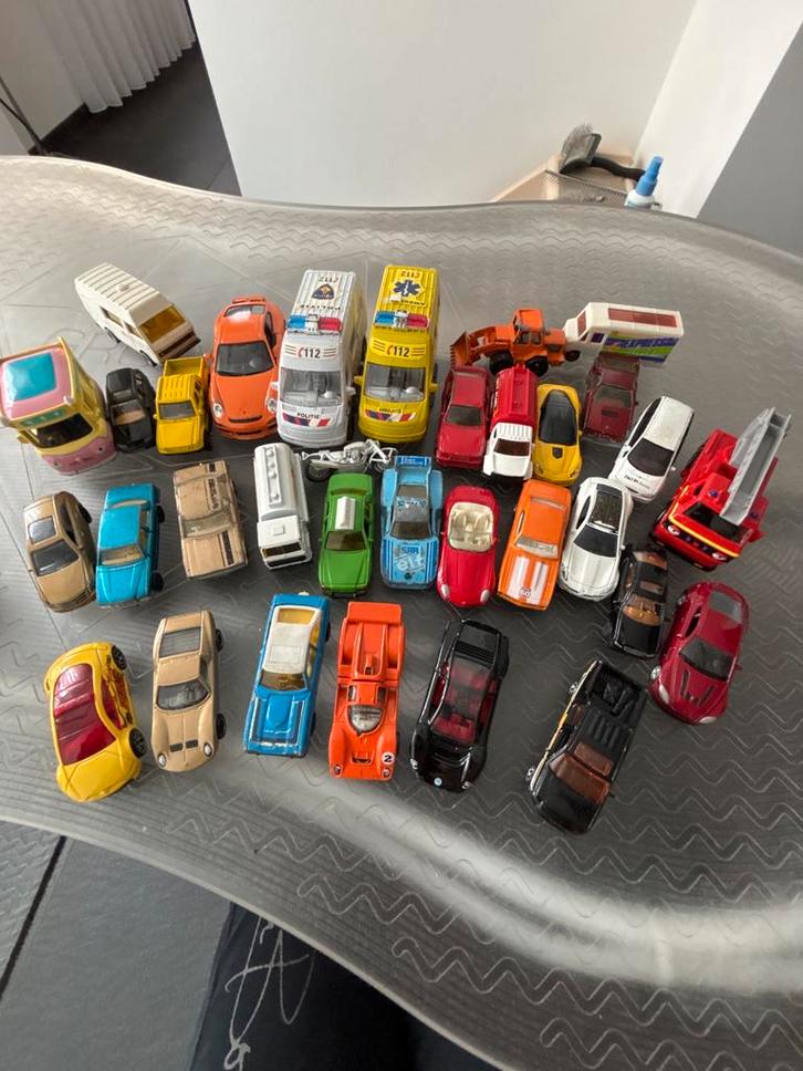 25 Speelgoedauto's + Verkeersborden, Hobby en Vrije tijd, Modelbouw | Auto's en Voertuigen, Gebruikt, Auto, 1:50 of kleiner, Overige merken
