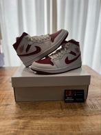 Jordan 1 mid ‘Pomegrenate’ (maat 40), Wit, Nieuw, Ophalen of Verzenden, Sneakers of Gympen