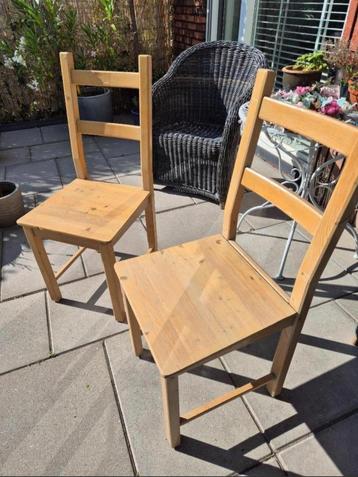 Twee mooie houten stoelen beschikbaar voor biedingen