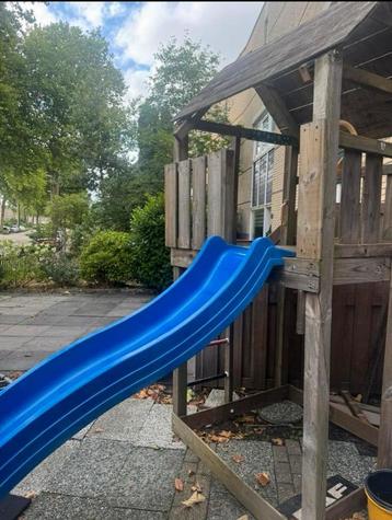 Speelhuisje met glijbaan beschikbaar voor biedingen