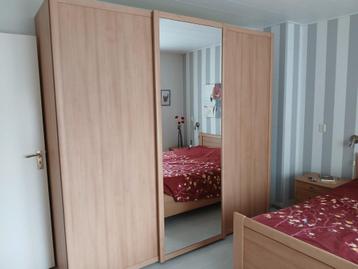 Mooie houten schuifdeurkast met spiegel