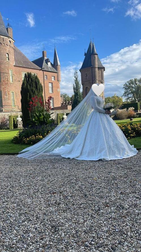 Bruidsjurk met lange sleep en knoopdetails, Kleding | Dames, Trouwkleding en Trouwaccessoires, Zo goed als nieuw, Trouwjurk, Wit