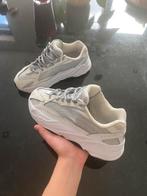 Adidas yeezy 700, Kleding | Heren, Schoenen, Wit, Nieuw, Ophalen of Verzenden, Sneakers of Gympen