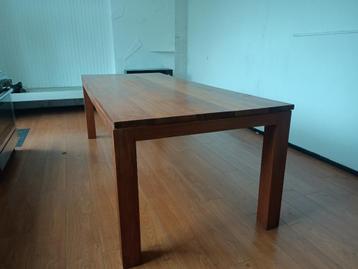 Massief teak tafel beschikbaar voor biedingen