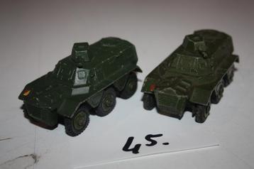 45. twee Dinky Toys armoured personnel carrier, made England beschikbaar voor biedingen