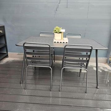 Tuintafel en 4 tuinstoelen beschikbaar voor biedingen