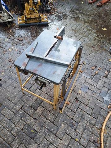 Zaagtafel beschikbaar voor biedingen