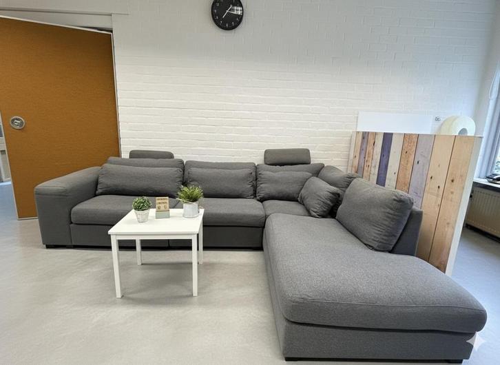 Grijze Montel Hoekbank - Ruim en Comfortabel!, Huis en Inrichting, Banken | Voetenbanken en Poefen, Zo goed als nieuw, 125 cm of meer