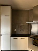Keuken met koelkast en keukenafzuigkap, Huis en Inrichting, Keuken | Complete keukens, Gebruikt, Wit, Hoekkeuken, Graniet of Steen