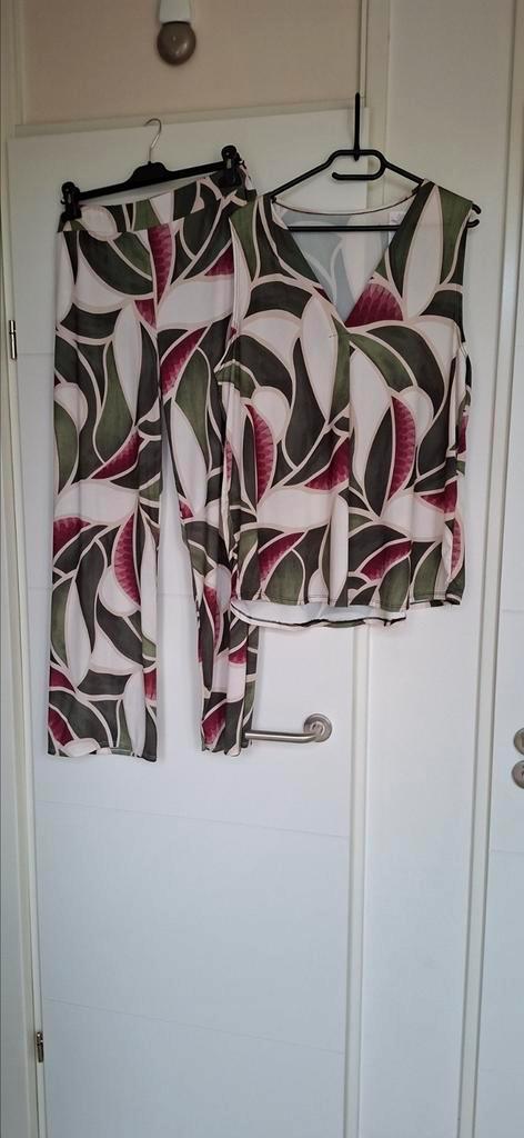 32)Te koop nieuw groen/bordeaux top/broek 1maat ongv.46/48, Kleding | Dames, Grote Maten, Nieuw, Blouse of Tuniek, Rood, Ophalen of Verzenden