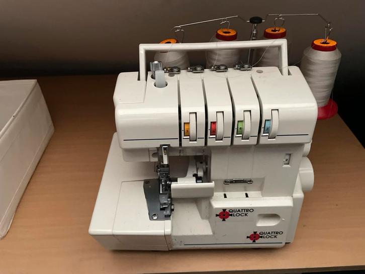 Quattro Lock 4D Lockmachine - Zo goed als nieuw!, Hobby en Vrije tijd, Naaimachines en Toebehoren, Zo goed als nieuw, Lockmachine