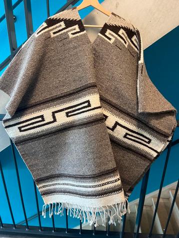 Wollen Poncho Maat L beschikbaar voor biedingen