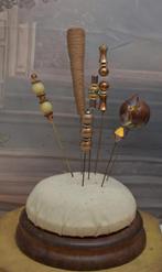 Oud Speldenkussen Met  Hoeden Spelden."Uit Aletta's Tijd", Antiek en Kunst, Ophalen of Verzenden