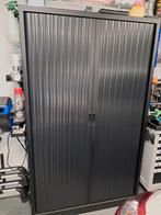 GEZOCHT   Archiefkast roldeurkast zwart antraciet zoals op, Huis en Inrichting, Kasten | Roldeurkasten en Archiefkasten, Ophalen of Verzenden