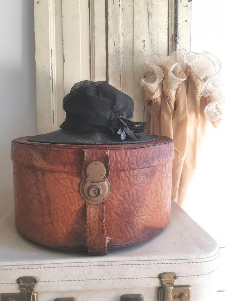 Oude lederen hoedendoos, Antiek en Kunst, Antiek | Kleding en Accessoires, Ophalen of Verzenden
